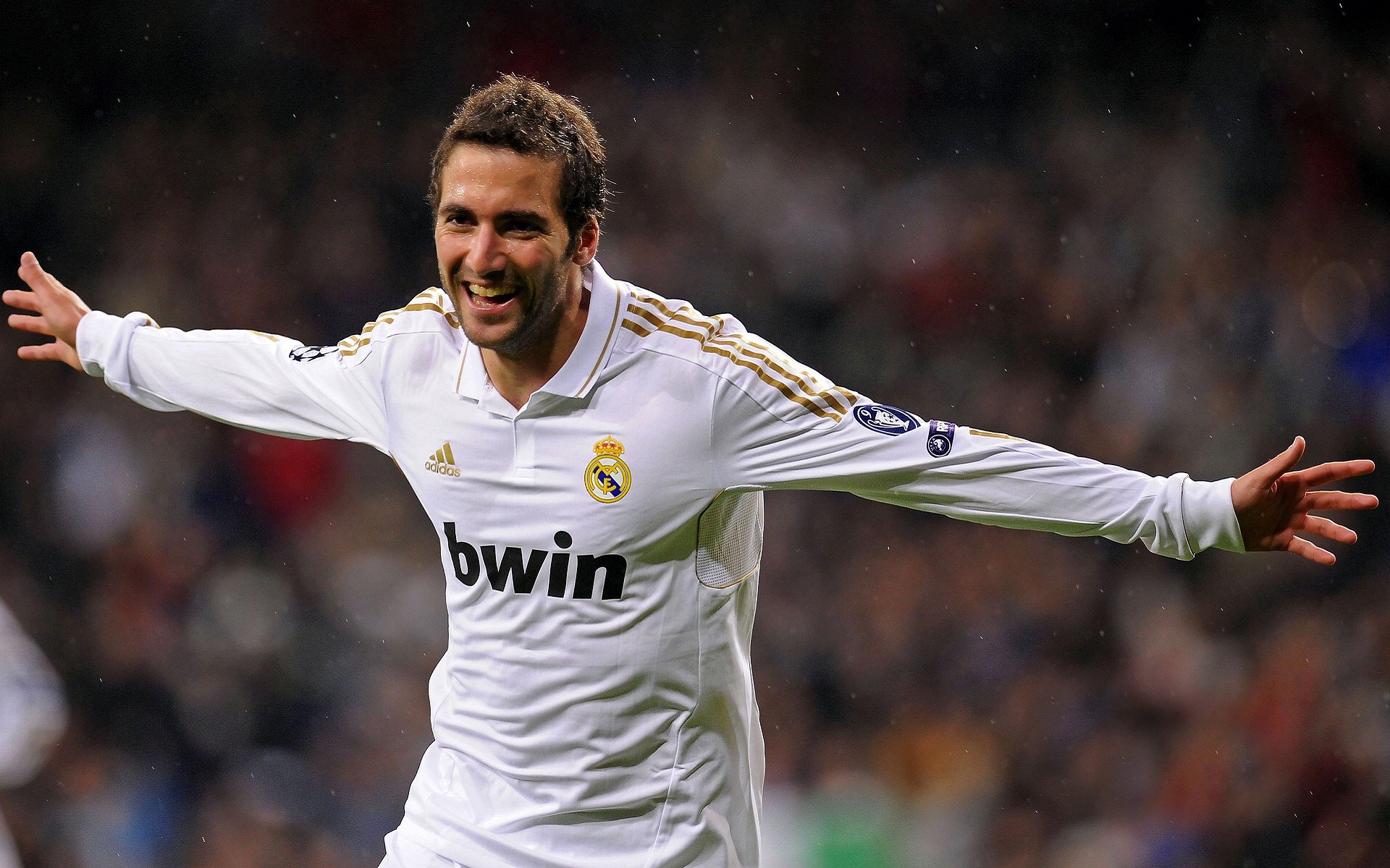 热门队伍鏖战，曲折较量令球迷热血沸腾