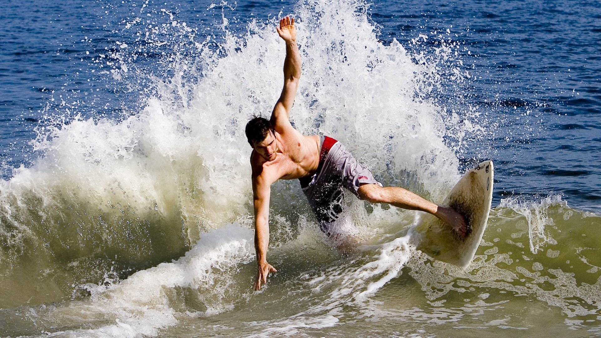 电竞赛场焦点！日本队对阵西班牙队，战况跌宕起伏，悬念直到终场